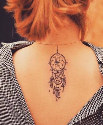  Tatouage attrape rêve de petite taille sur le haut du dos